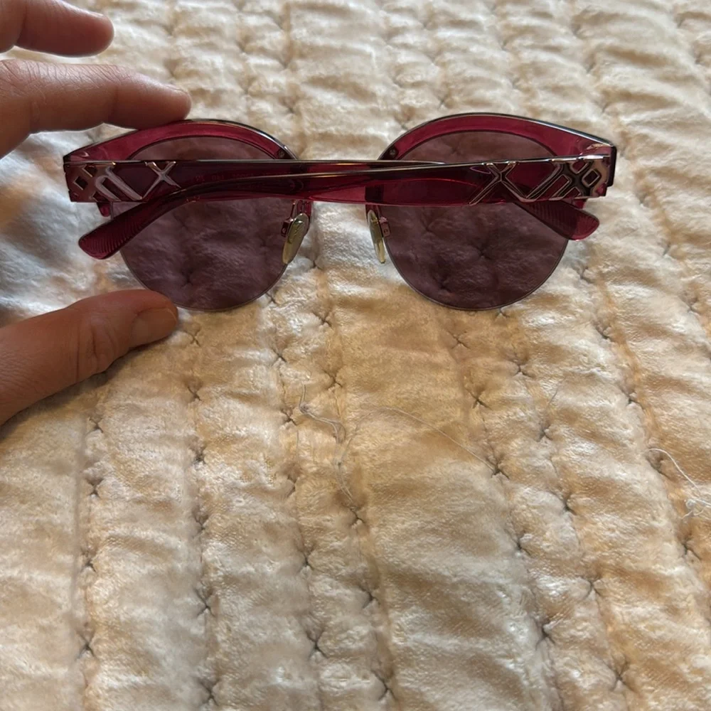 Burberry sunglasses - Picture 2 of 3